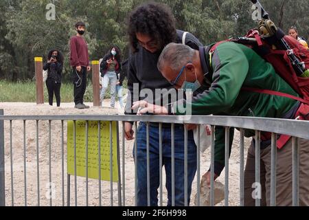 Un groupe d'Israéliens juifs et arabes place un panneau non officiel contenant des informations pertinentes sur les villages palestiniens d'al-Falluja et de Caratiyya qui ont été détruits en 1948 sur les ruines dont le parc Plugot a été construit alors qu'ils prennent part à une tournée éducative commémorant la Journée de la terre organisée par l'organisation Zochromt le 30 mars, 2021 dans la forêt de Plugot, Israël. Zochert Hebrew pour le "souvenir". Est une organisation israélienne dont le but est de sensibiliser le public israélien à la Nakba palestinienne (l'exode palestinien de 1948, ce qu'Israël appelle le jour de l'indépendance) et aux réfugiés palestiniens. Banque D'Images