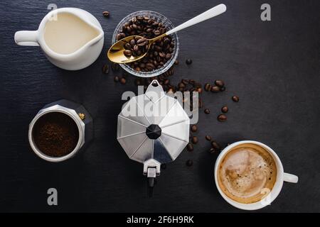 Encore plus de vie avec une marmite à moka, des grains de café, du lait, du sucre et de l'espresso chaud frais Banque D'Images