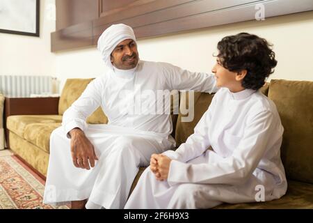 Père et fils arabes ayant une conversation Banque D'Images