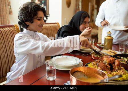 La famille arabe dînait, la famille arabe mangeait de l'iftar au Ramadan Banque D'Images