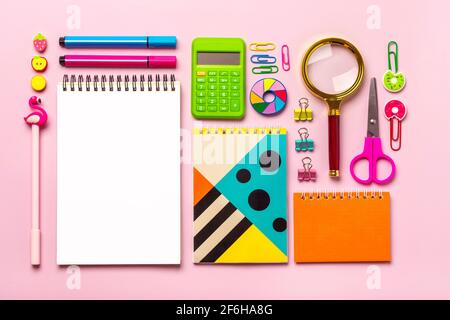 Papeterie, retour à l'école, temps d'été, créativité et concept d'éducation. Fournitures - ciseaux, crayons, trombones, note, agrafeuse, calculatrice, notepa Banque D'Images