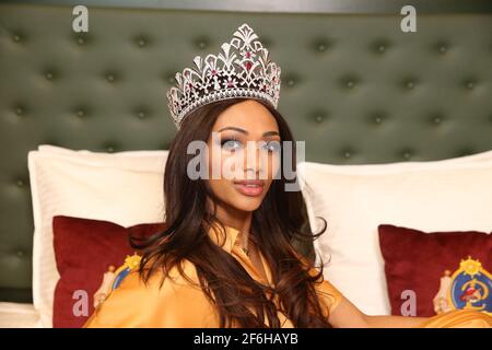 Miss Belgium Kedist Deltour pose pour photographe à un photoshop après hier soir concours de beauté, jeudi 01 avril 2021, à l'Hôtel Plopsa Banque D'Images