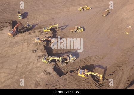 Plusieurs équipements de terrassement sur le nouveau site de développement. Machines de terrassement. Vue de drone sur un nouveau site de construction. Banque D'Images