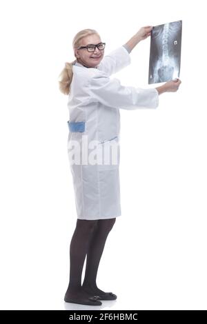 vue latérale. un thérapeute souriant avec une radiographie. Banque D'Images