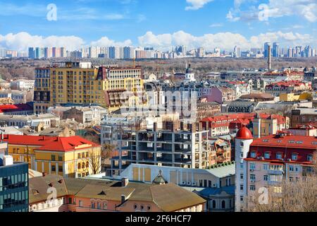 Construction d'un nouveau bâtiment résidentiel de plusieurs étages dans la partie ancienne de la ville de Kiev sur le fond du paysage de la ville. Banque D'Images