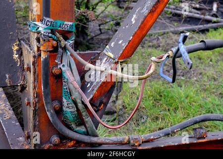 Câblage extérieur endommagé et dangereux sur le site industriel du déralict. Banque D'Images