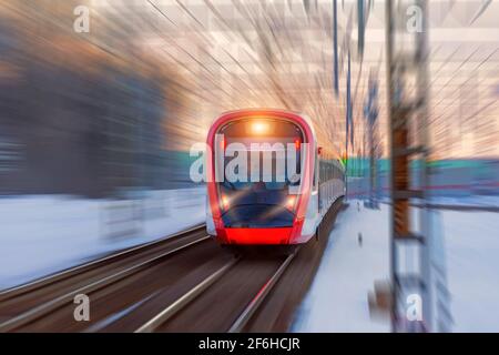 Le train à grande vitesse part de la plate-forme passager Banque D'Images