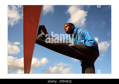 Newham Athletics academy .... athlètes pour la ffuture. Emmanuel Okpokiri 17 ans de Forest Gatephotographie par David Sandison The Independent Banque D'Images