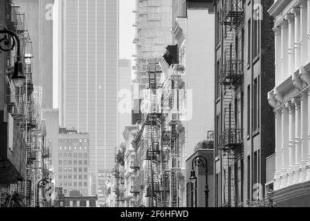 Photo en noir et blanc du paysage urbain de New York avec de vieux bâtiments avec des évasions de feu de fer, États-Unis.