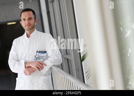 Munich, Allemagne. 1er avril 2021. Le Dr Christoph Spinner, médecin en chef, Infectiologie/pandémie, au Klinikum Rechts der Isar de l'Université technique de Munich, regarde la caméra. Credit: Angelika Warmuth/dpa/Alamy Live News Banque D'Images