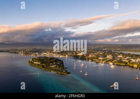 Vue aérienne du coucher de soleil sur la baie de Port Vila et l'île Iririki Resort à Port Vila, capitale du Vanuatu dans l'océan Pacifique Banque D'Images