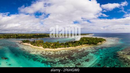 Panorama aérien de l'île idyllique d'Erakor dans la baie de Port Vila, capitale du Vanuatu dans le sud de l'océan Pacifique Banque D'Images