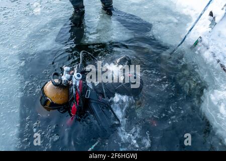 Russie, rivière Volga Kama - 17 janvier 2020. Plongée sous-marine. Extérieur plongée d'hiver sous l'eau dans l'équipement professionnel de plongée préparation t Banque D'Images