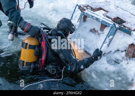 Russie, rivière Volga Kama - 17 janvier 2020. Plongée sous-marine. Extérieur plongée d'hiver sous l'eau dans l'équipement professionnel de plongée préparation t Banque D'Images