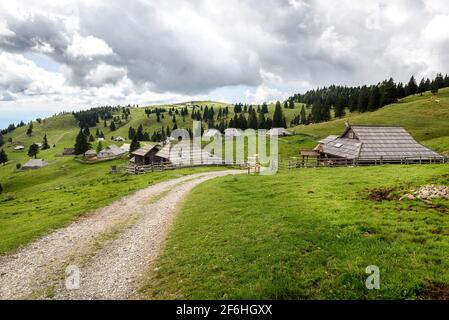 Cabane de montagne ou maison sur colline idyllique Velika Planina. Bio Eco agriculture vie saine sur Mala Planina ou Velika Planina. Destination de voyage pour f Banque D'Images