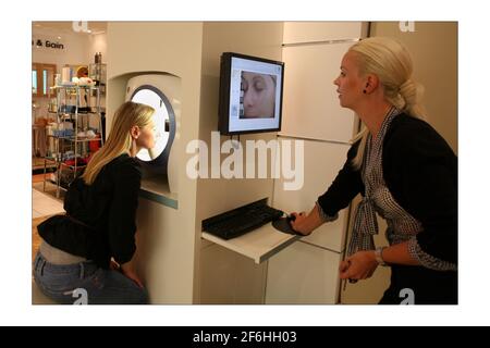 Charlotte Cripps a le premier d'une série de photoréjuvenation Traitements de la peau au laser à Harvey Nichols à Londres.photo de David Sandison l'indépendant Banque D'Images