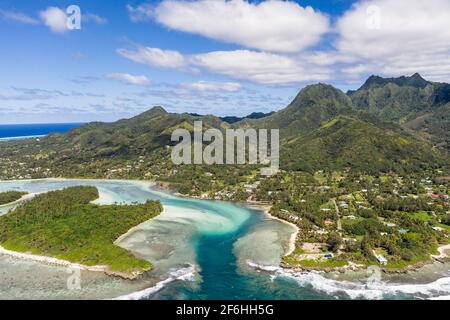 Superbe vue aérienne sur la plage et le lagon de Muri, à Rarotonga, dans les îles Cook, dans l'océan Pacifique Sud, par une journée ensoleillée Banque D'Images