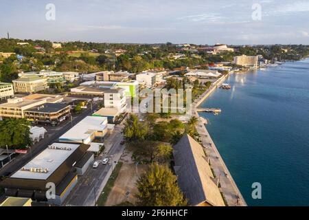 Vue aérienne du coucher de soleil sur le front de mer de Port Vila, capitale du Vanuatu dans le Pacifique sud avec le bâtiment du Parlement en arrière-plan Banque D'Images