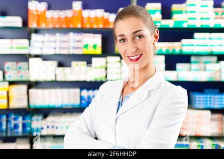 Portrait de femme pharmacien dans une pharmacie, elle est jeune, très connu et fiable Banque D'Images