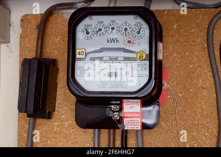 Compteur électrique analogique indiquant la quantité d'électricité/d'énergie consommée dans un local. Banque D'Images