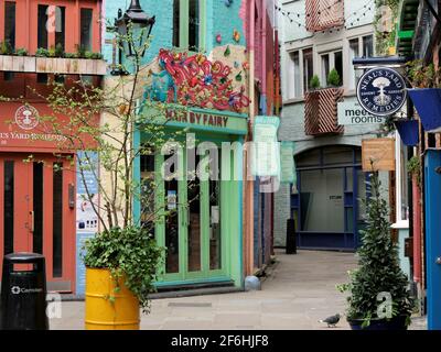 La cour de Neal à Covent Garden est une allée avec des boutiques colorées et une destination touristique Banque D'Images