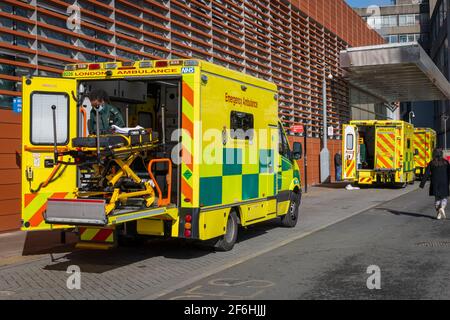 Ambulances d'urgence qui attendent à côté de l'hôpital Royal London, dans l'est de Londres. Banque D'Images