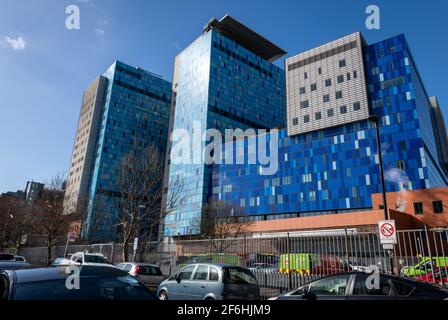 Vue sur la rue du Royal London Hospital. Un hôpital général du NHS et une partie du Barts Health NHS Trust avec un héliport de toit d'ambulance aérienne. Banque D'Images