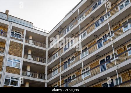 Un bloc d'appartements ou d'appartements dans l'est de Londres dans le style ancien de l'architecture de logement social de gouvernement. Banque D'Images