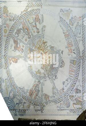 Tzipori, Israël - 29 mars 2021 : vue sur le zodiaque dans le sol en mosaïque de l'ancienne synagogue, dans le parc national de Tzipori, dans le nord d'Israël Banque D'Images