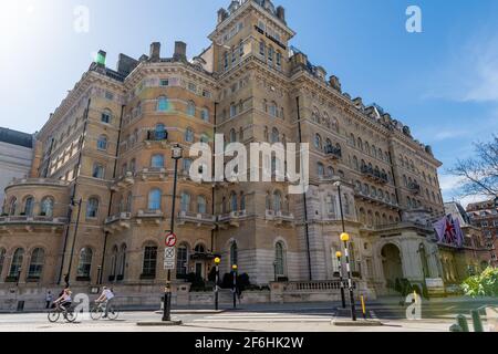 Vue sur la rue de l'hôtel Langham à Regent Street, un hôtel de luxe cinq étoiles dans le style traditionnel de l'architecture. Banque D'Images