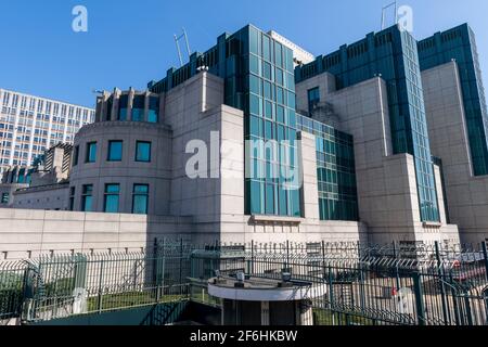 Vue extérieure du siège de MI6, le service britannique de renseignements secrets étrangers. Banque D'Images