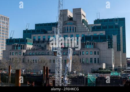 Vue extérieure du siège de MI6, le service britannique de renseignements secrets étrangers. Banque D'Images