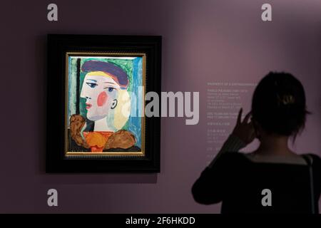 HONG KONG, CHINE : 1ER AVRIL 2021. Le tableau de Pablo Picasso « Femme au Béret mauve » est exposé à la Bonham Gallery à Admiralty Hong Kong avant sa vente à New York en mai 2021. La peinture de la plus grande muse de Picasso Mare-Thérèse Walter est en tournée mondiale pour attirer les acheteurs ayant été à Londres et Paris devant Hong Kong. Un prix de 15 millions de dollars US est estimé pour le chef-d'œuvre. Alamy Live News/Jayne Russell Banque D'Images