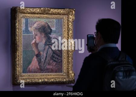 HONG KONG, CHINE : 1er AVRIL 2021. La tête de jeune-fille de profil dite « la Rosa » de Camille Pissarro (en photo) et la femme au Béret mauve de Pablo Picasso sont exposées à la Bonham Gallery de l'Amirauté Hong Kong, avant sa vente à New York en mai 2021. Un prix de $2 millions USD est estimé pour le chef-d'œuvre. Alamy Live News/Jayne Russell Banque D'Images