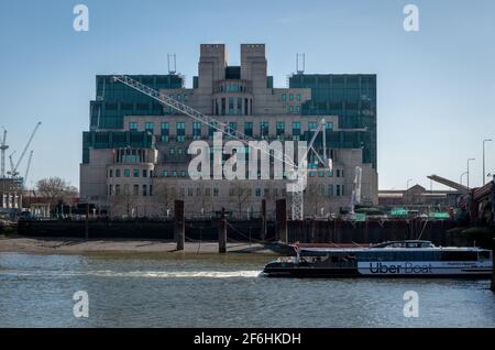 Vue extérieure du siège de MI6, le service britannique de renseignements secrets étrangers. Banque D'Images