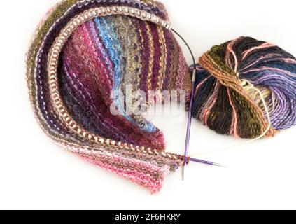 Tricotage à l'aide d'aiguilles circulaires et de fils Banque D'Images