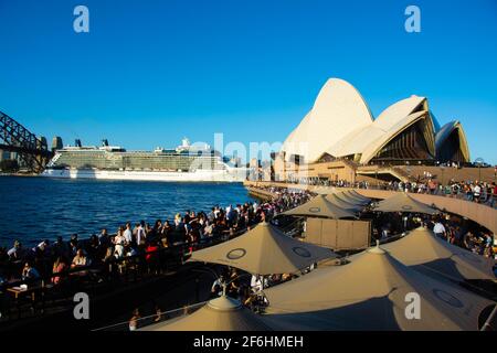 Opéra de Sydney avec bateau de croisière Banque D'Images