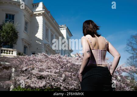 Etudiant de film regardant les Instagrammers Prenez des photos au 12 Stanley Crescent, Notting Hill, Londres, W11 Banque D'Images