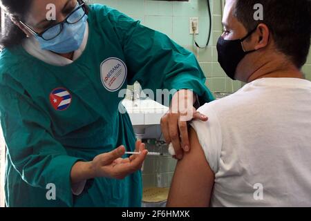 La Havane. 31 mars 2021. Le 31 mars 2021, un travailleur médical administre une dose du vaccin COVID-19 de fabrication locale 'Soberana 02' à un volontaire à la Havane, Cuba. Le vaccin 'Soberana 02' a fait l'objet d'essais cliniques de phase 3 plus tôt en mars à la Havane. Credit: Joaquin Hernandez/Xinhua/Alay Live News Banque D'Images