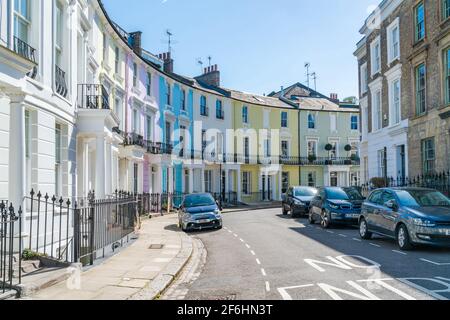 LONDRES, Royaume-Uni - 29 MARS 2021 : maisons en terrasse aux couleurs vives sur le croissant Chalcot, dans la zone urbaine du Grand Londres de Primrose Hill. La zone est ofte Banque D'Images