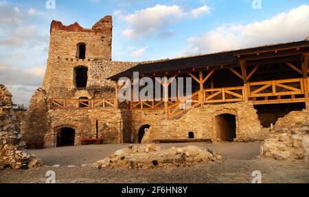 Vue en soirée sur les ruines de Cachticky hrad - Slovaquie Banque D'Images