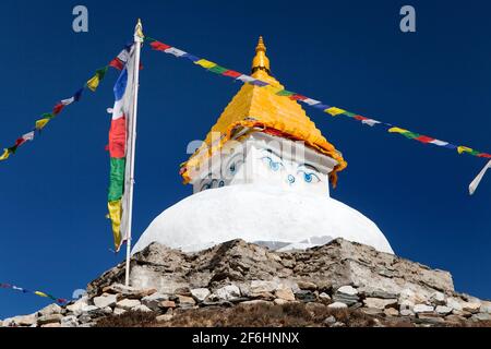 Stupa près du village de Dingboche avec drapeaux de prière - chemin à Camp de base du mont Everest - vallée de Khumbu - Népal Banque D'Images