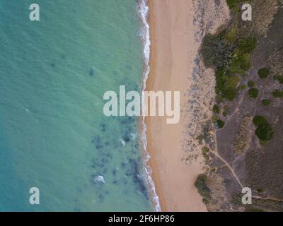 Sicile plage de haut en bas en été, avec des vagues de lumière entrant à la lumière du jour italie Banque D'Images