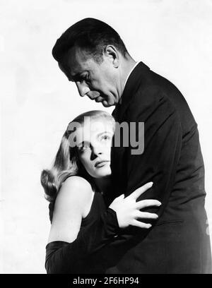 LIZABETH SCOTT et HUMPHREY BOGART portrait publicitaire pour L'ESTIME 1947 réalisateur JOHN CROMWELL robe Jean Louis Columbia photos Banque D'Images