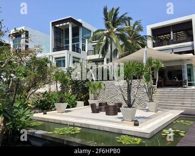 Phuket, Thaïlande - Mars 15 2015: Villas avec piscine privée à l'hôtel Aleenta Phuket Resort and Spa pendant la nuit Banque D'Images