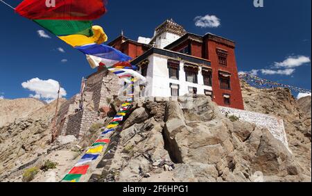 Namgyal Tsemo Gompa avec drapeaux de prière - Leh - Ladakh - Jammu-et-Cachemire - Inde Banque D'Images