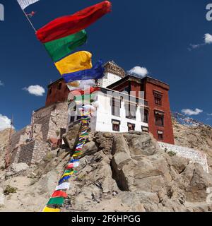 Namgyal Tsemo Gompa avec drapeaux de prière - Leh - Ladakh - Jammu-et-Cachemire - Inde Banque D'Images