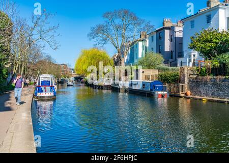 LONDRES, Royaume-Uni - MARS 29 2021:les bateaux étroits et les bateaux maison amarrés sur Regent's Canal dans le quartier de Camden à Londres. Le canal relie Paddington à la L Banque D'Images