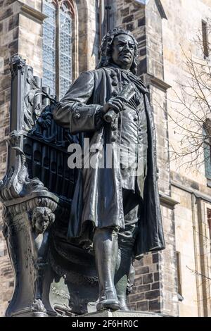 Leipzig, Saxe, Allemagne, 03-31-2021 Monument du Thomaskantor et compositeur Johann Sebastian Bach devant le Thomaskirche Banque D'Images