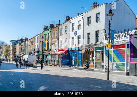 LONDRES, Royaume-Uni - MARS 29 2021: Vue sur Inverness Street avec une rangée de magasins dans Camden Town - un célèbre quartier du nord-ouest de Londres et l'un des plus popu Banque D'Images